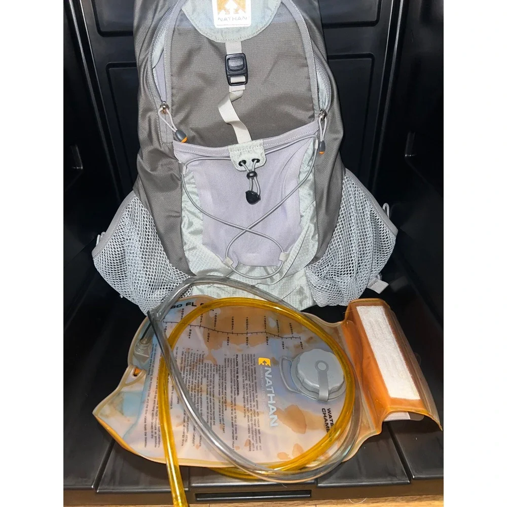 Nathan Hydration Backpack Running Vest Grey‎ White with 2L Water Bladder